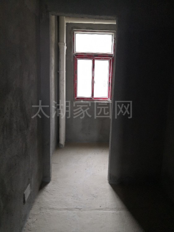 玉龙华府  130㎡，车位，杂物间总价 110万元