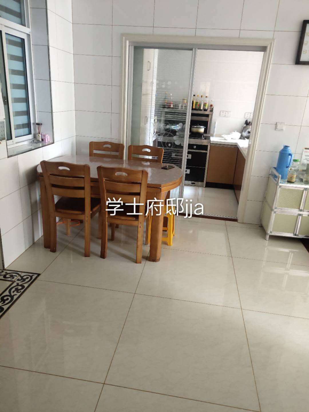 学士府邸中间三室两厅一厨两卫，证齐全可按揭，首付45万左右，带杂物间一起卖95万，有钥匙随时看房。1