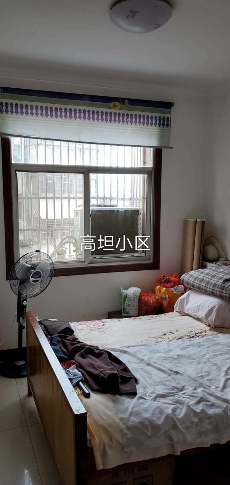 高坦小区3楼，107平方，三室两厅一厨一卫证齐全可按揭，带楼下杂物间首付32万，报价84.8万随时看