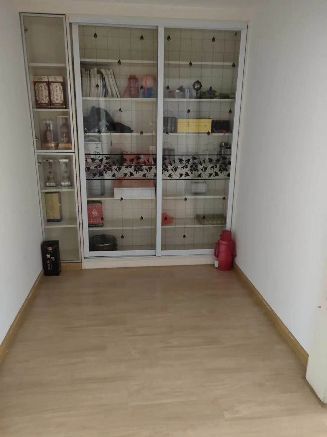 玉龙华府4楼，119平方，三室两厅带一个书房，带杂物间22平方，报价105万，有钥匙随时看房1539