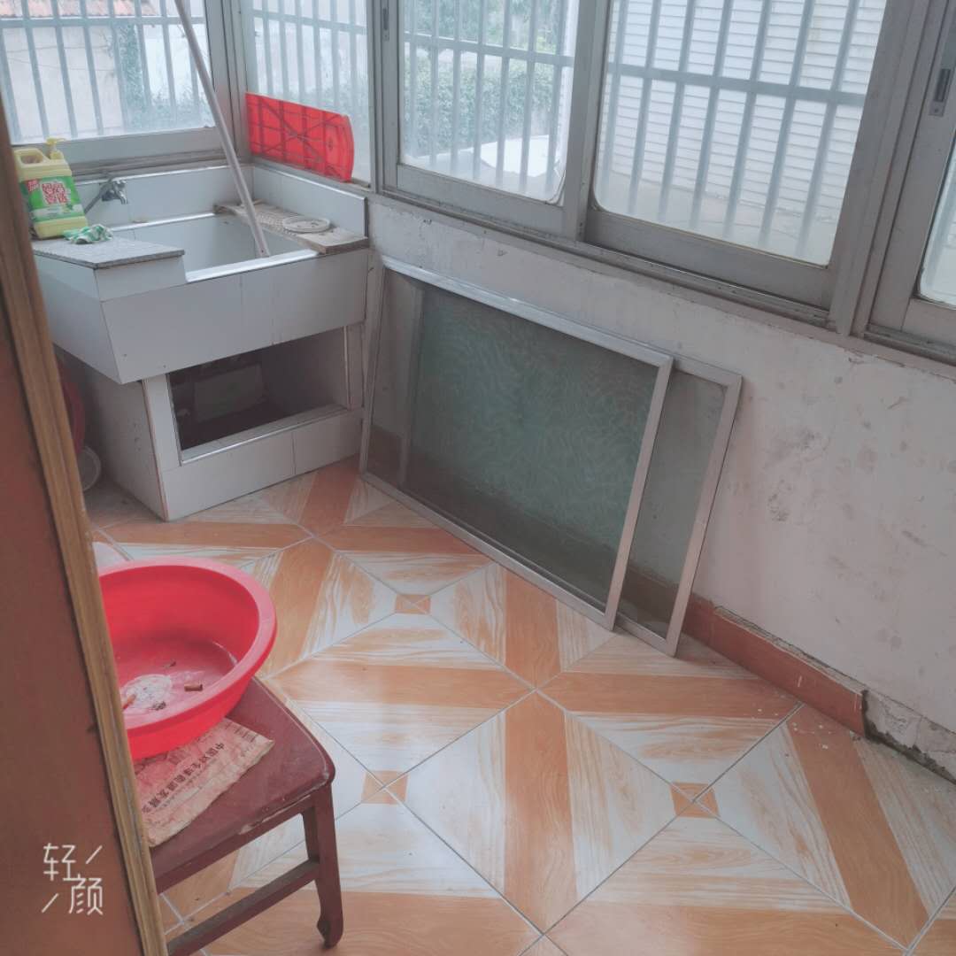 财政局附近  81㎡ 62.8万元带12平杂物间