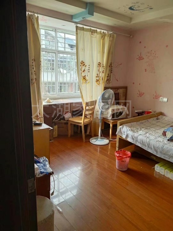 天龙新村  105㎡ 精装带杂物间76.8万元