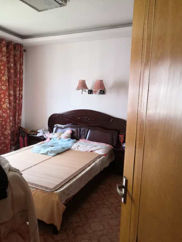 振龙山庄  ，好楼层106平方83万出售