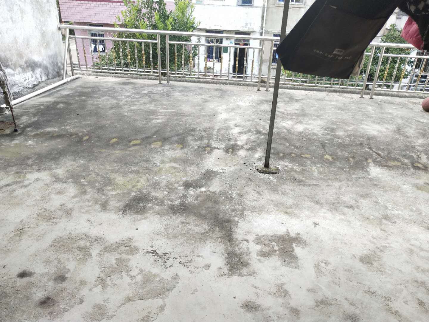 县委大院  220㎡ 170万元有证庭院房带大阳台