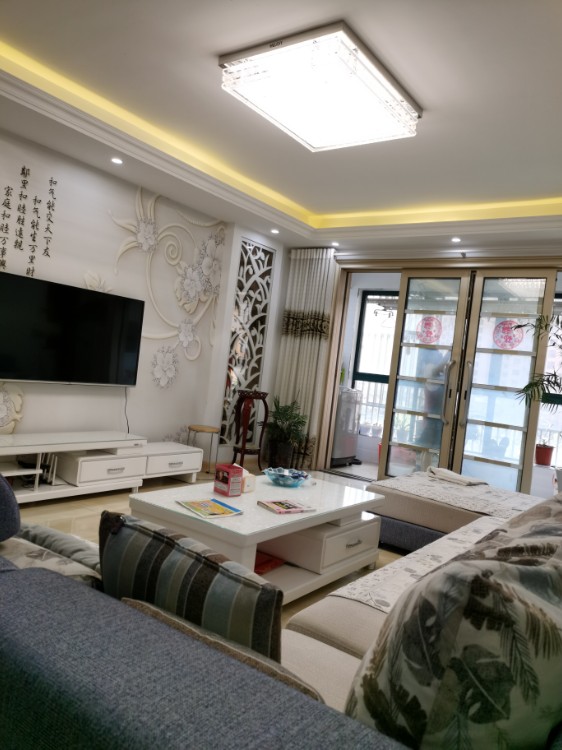 体育馆对面，精装修大三房，120万元，支持按揭
