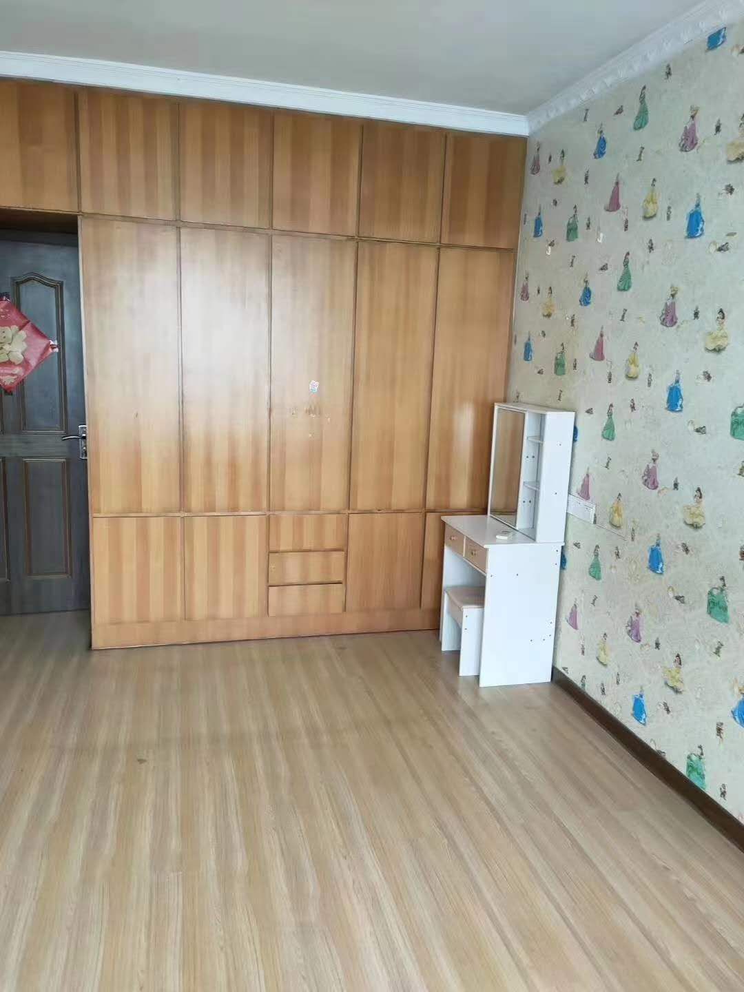 天龙新村 好楼层 105㎡ 精装带杂物间78万元