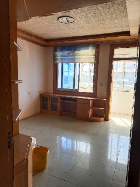 龙山路，双学区房  90㎡ 带大杂物间一起62万元