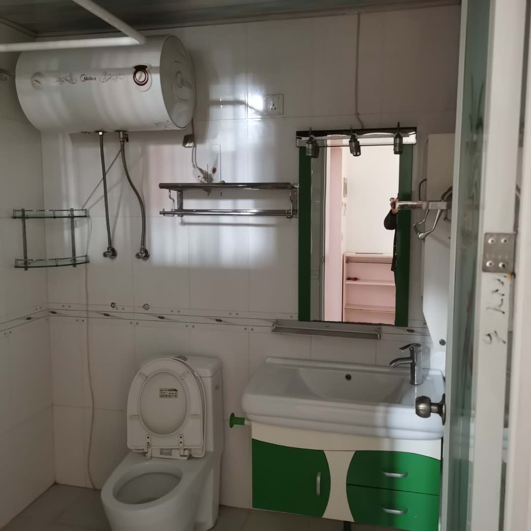 宏泰花园 精装修三室 两厅1.6万/年