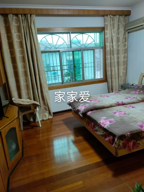 府前公园  147.6㎡ 132万元有院子有车库楼上有阳光房