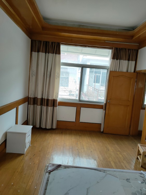 法华路  118㎡ 130万元要院子有阳台