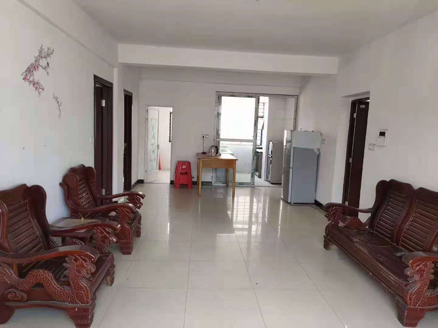 天泰花园  104㎡ 85万元 精装带杂物间