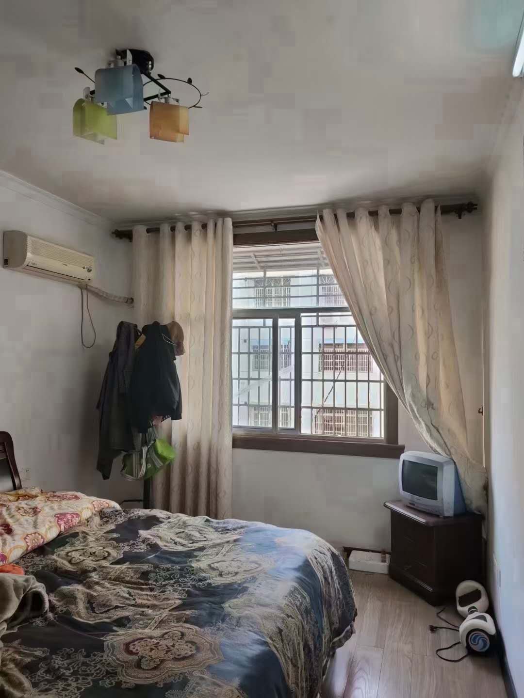 天龙新村  105㎡ 78.8万元，中间楼层