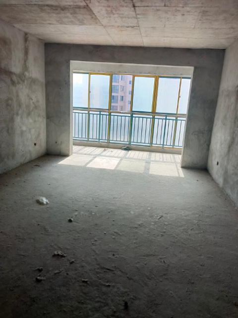 龙城庄园  136㎡ 99万元毛坯带杂物间