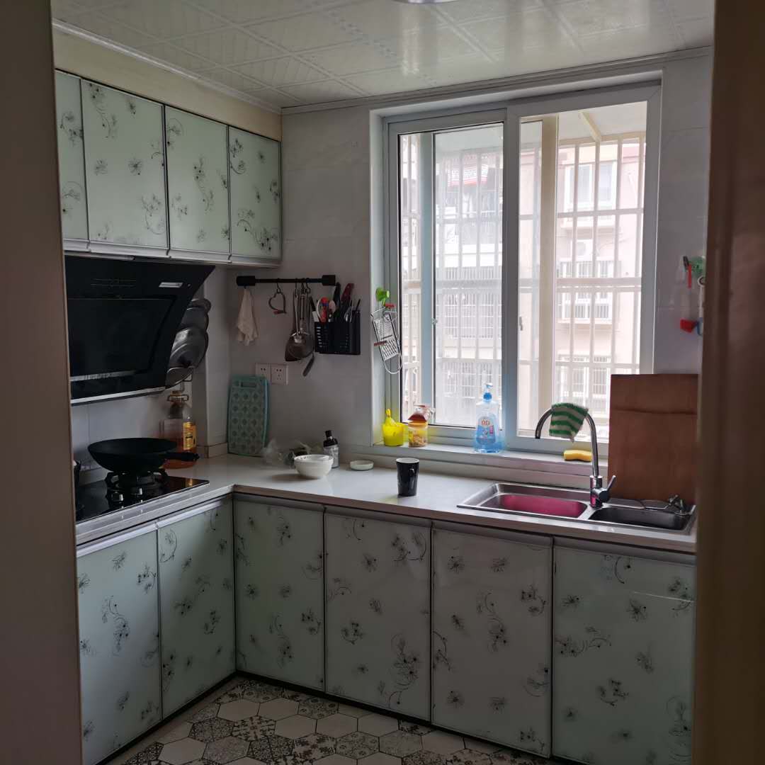 玉龙华府  黄金楼层120㎡ 精装修三室带大杂物间118万元