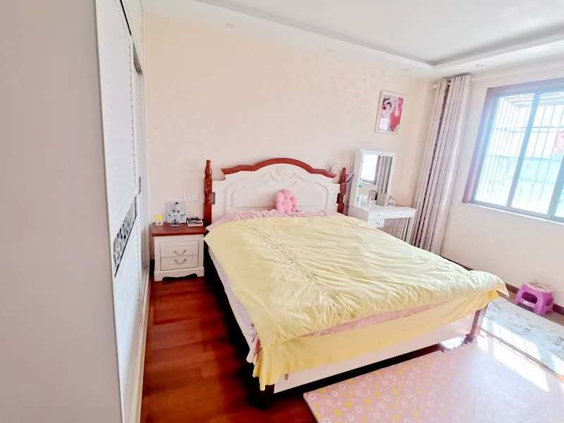 龙城庄园门囗5楼  107㎡  精装 88万元