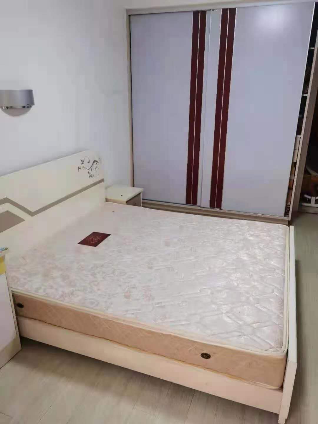 天泰花园中间层 125㎡  精装修 96万元