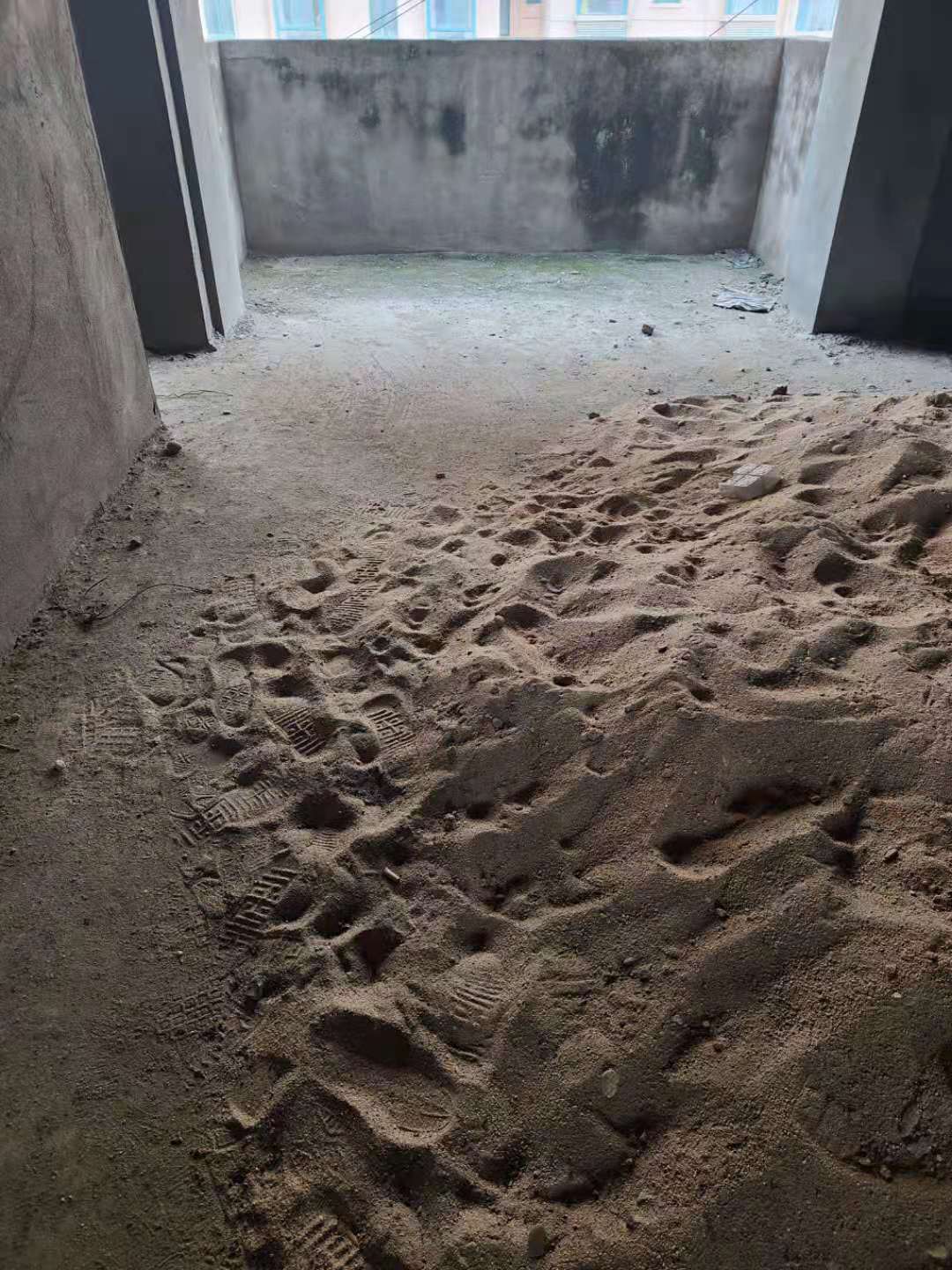 一手特价房来了,低价出售龙城庄园旁边五楼毛坯房，三室两厅一厨一卫，一口价27.8万，随时看房。