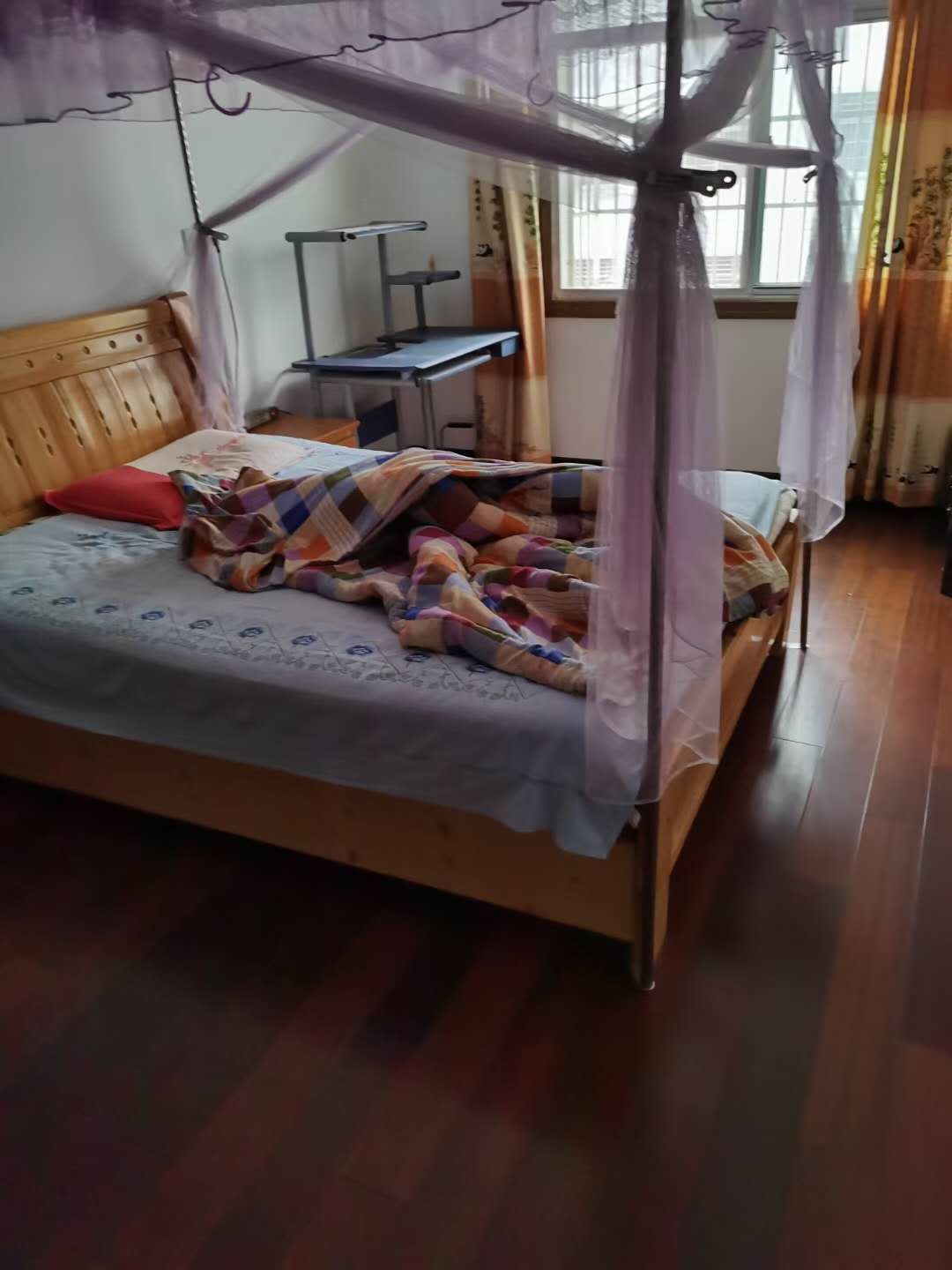 天龙新村  三室两厅一厨一卫 1.35万/年