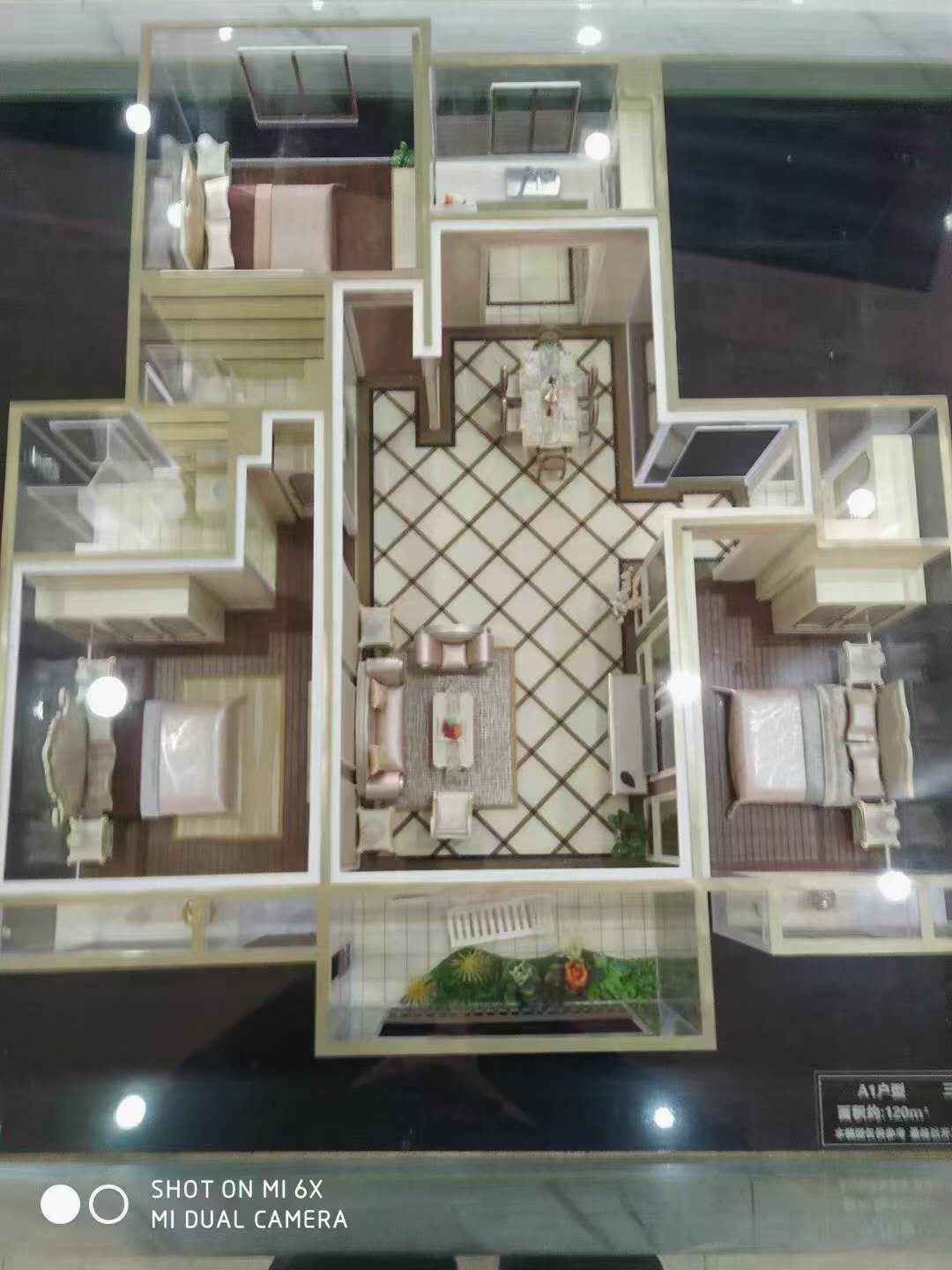 御湖城  127㎡毛坯三室两卫 102万。