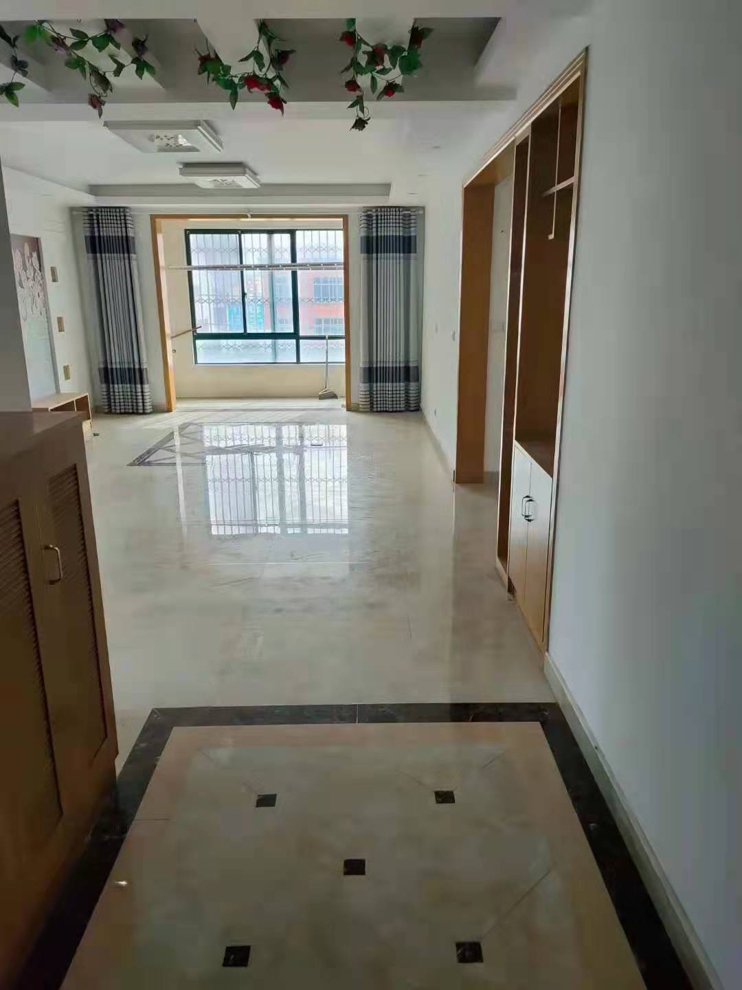 晋湖家园三室两厅两卫，140平方，南北通透精装，内配空调，床