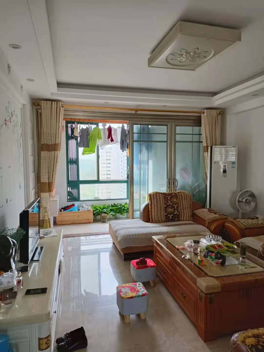 晋湖家园三室两厅两卫南北通透精装拎包入住，租给爱干净的人。年租2.1万