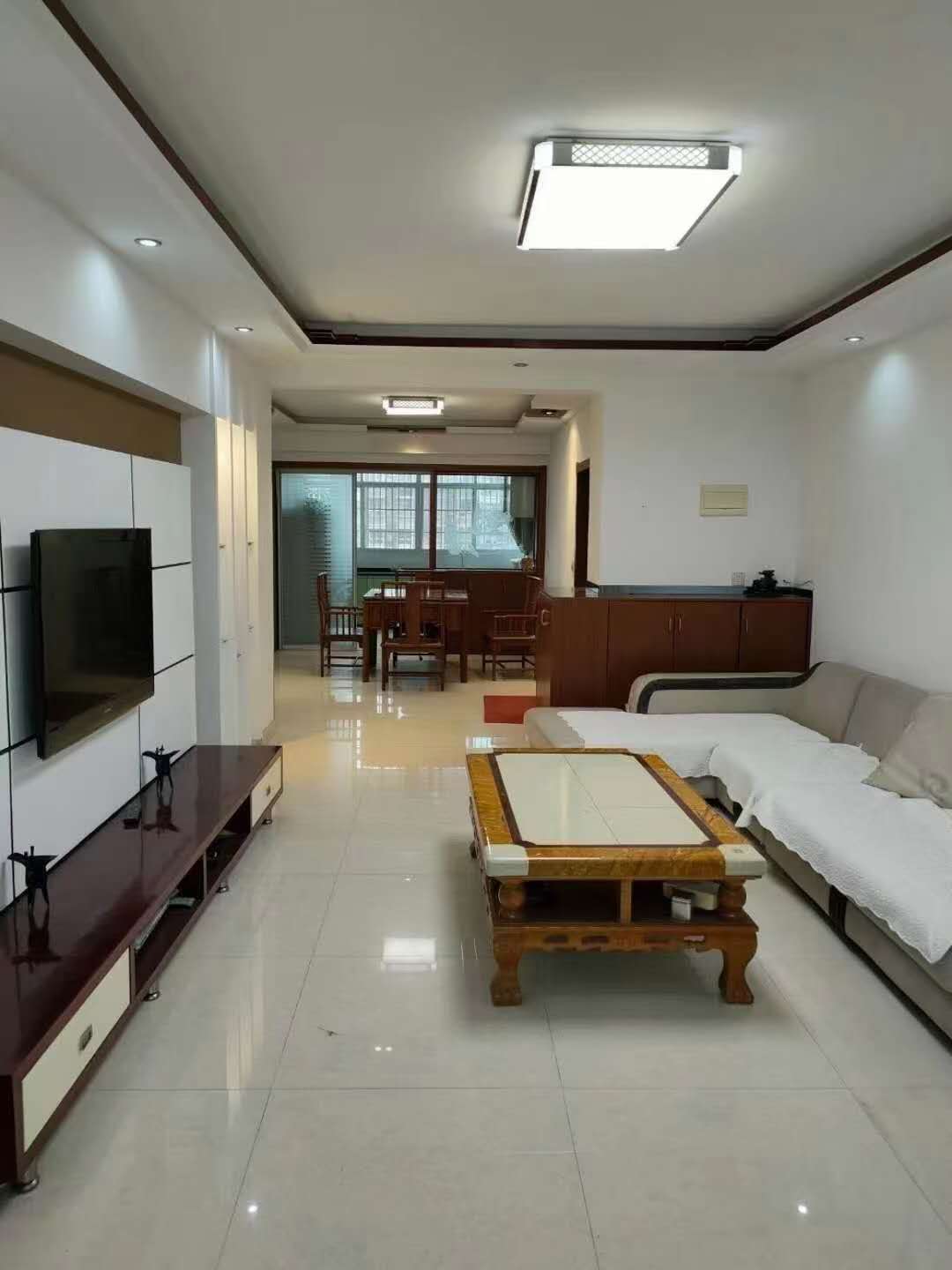 振龙山庄小区好楼层，140平方，三室两厅两卫，家电家具齐全拎包入住，楼下有车库一起，年租：16500