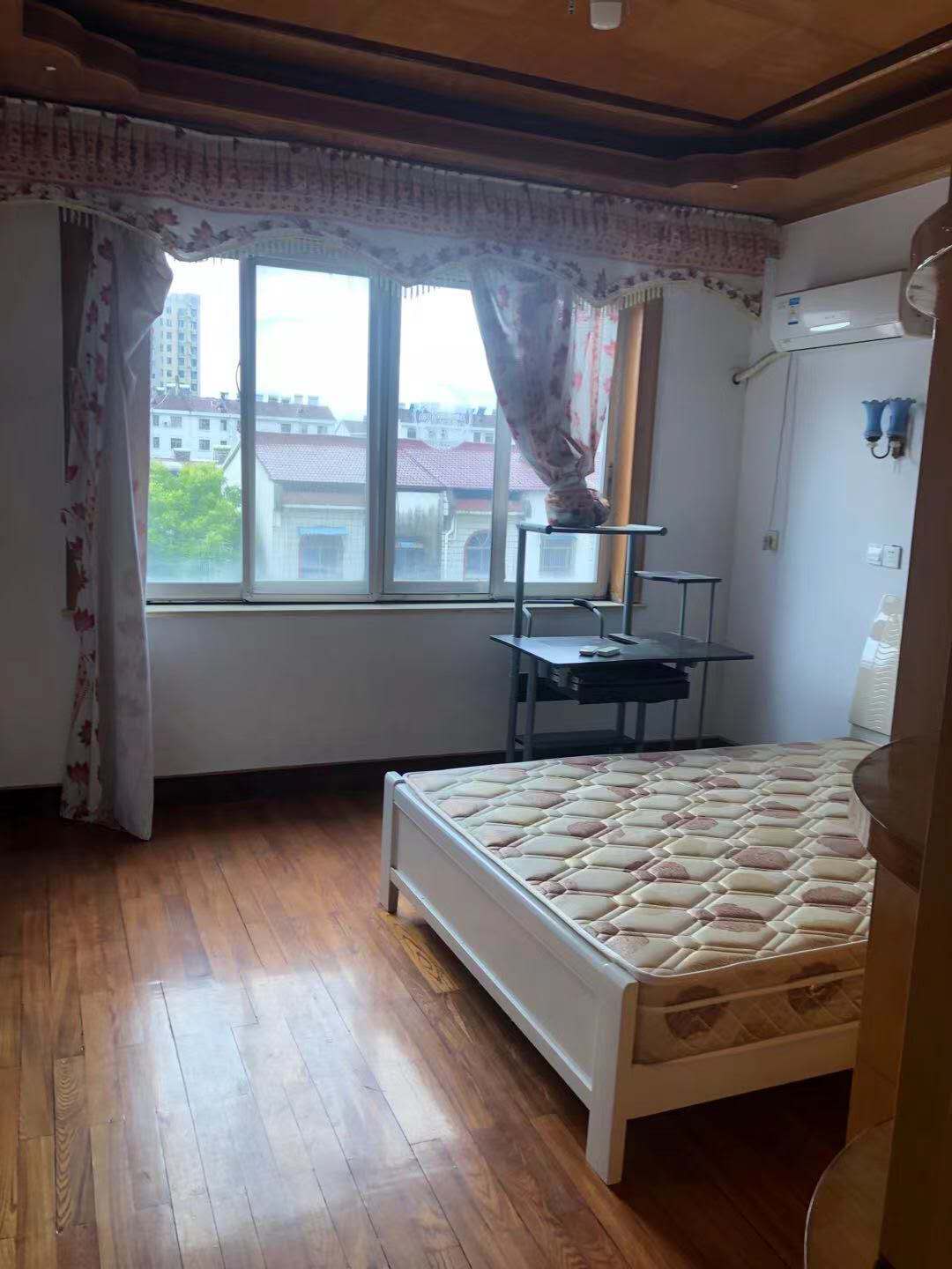 晋湖山庄  三室一厅一厨一卫 1350元/月