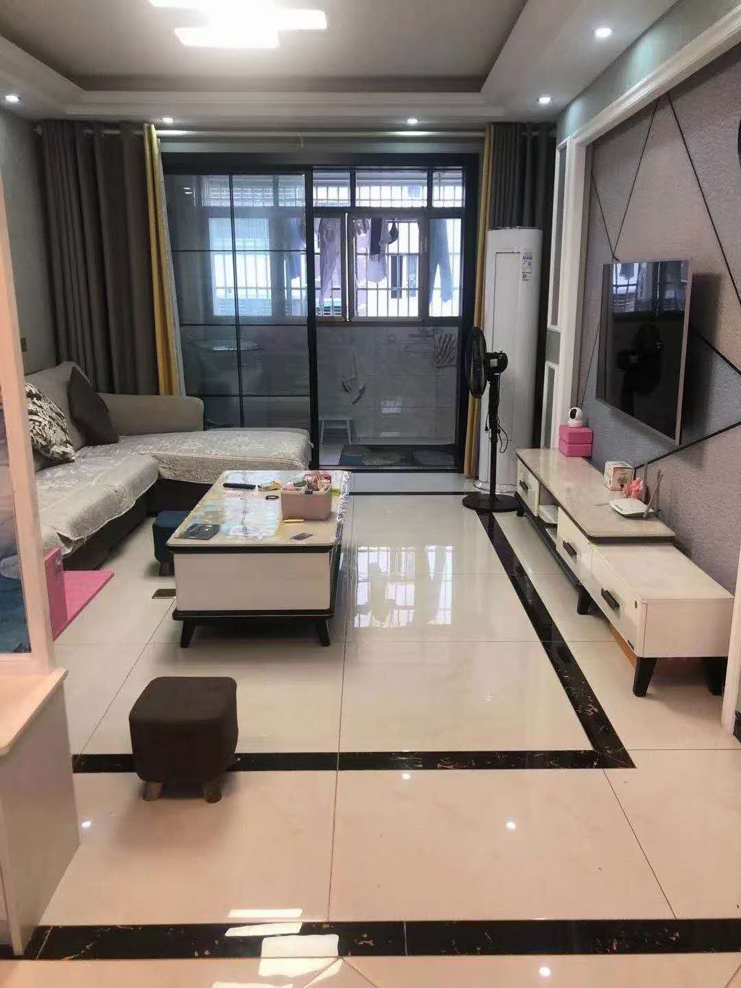 出租:振龙山庄3室两厅一厨一卫，家电家具齐全拎包即住。租金:18500/年