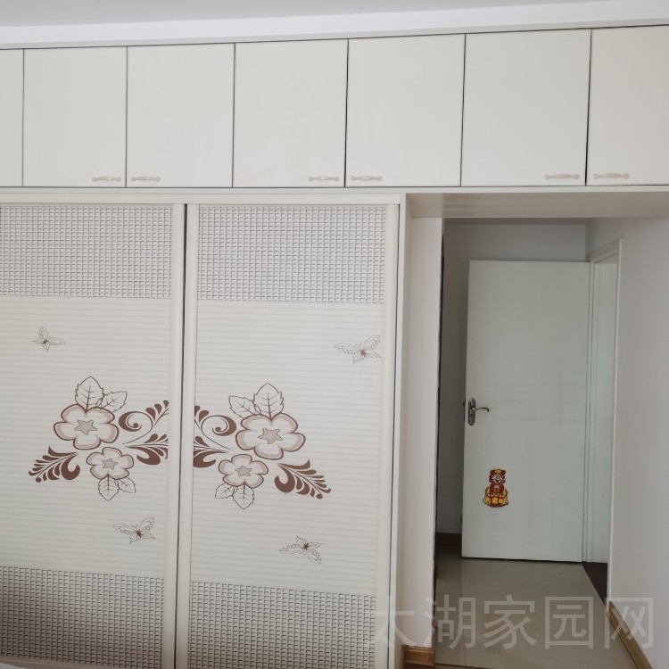龙城庄园  135㎡三室两厅两卫带车位杂物间123万