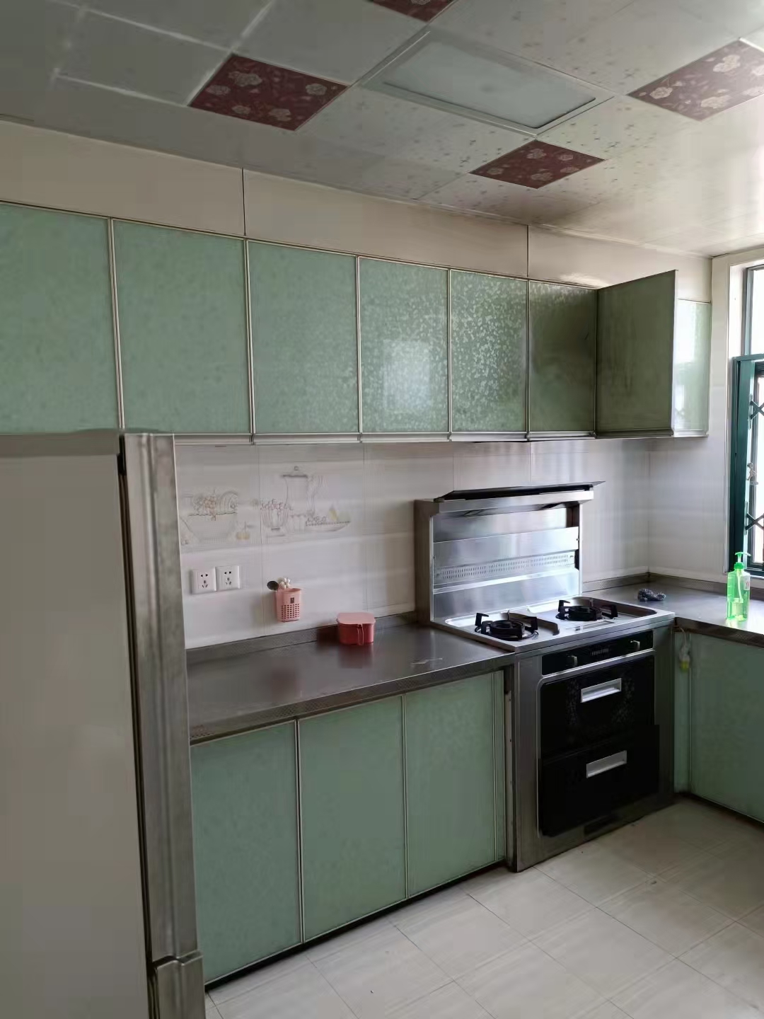 出租晋湖家园三室两厅两卫南北通透精装拎包入住，空调热水器床冰箱洗衣机沙发餐桌椅。年租1.95包物业费