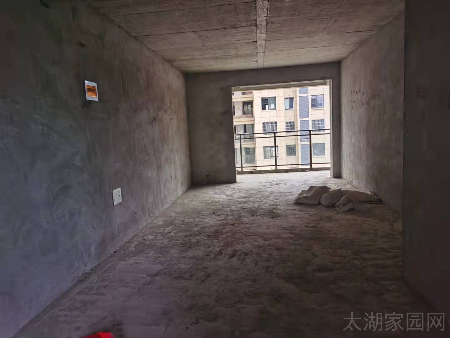 幸福里 好楼层 136㎡边户三室两厅两卫 带车位103.8万。