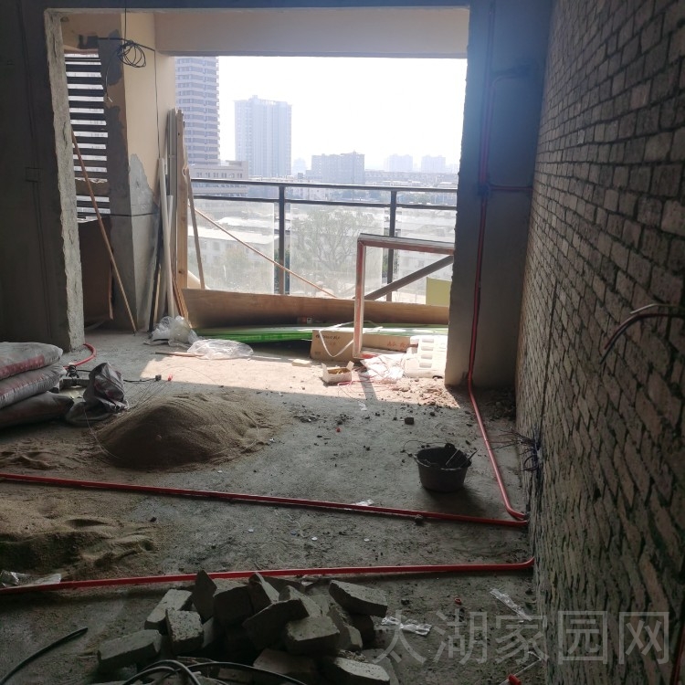 玉龙华府 旁 118㎡三室两厅两卫 76万加车位出售。