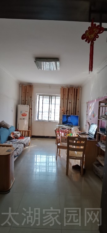 老新小隔壁，三室两厅，带杂物间  105㎡ 68万元，证件齐全