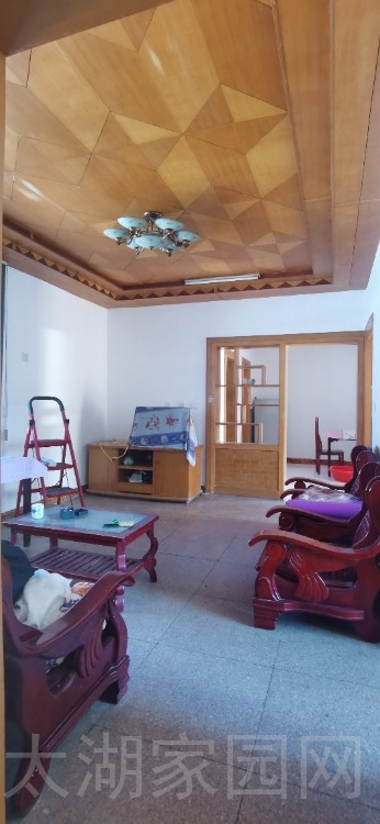 天龙山庄 三室两厅一卫一厨，  90㎡ 69.8万元，带15平大杂物间。证件齐全，税低
