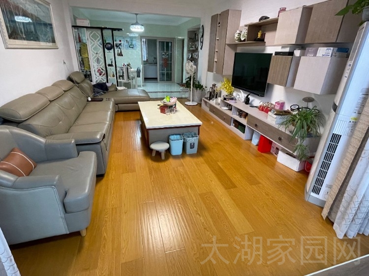 普贤花园三室两厅两卫  133㎡ 精装修带杂物间125万元