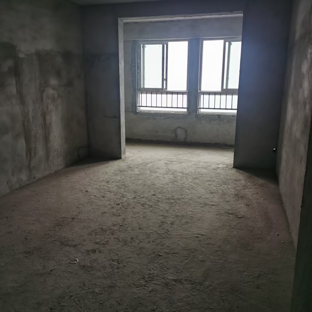 财富广场105平米毛坯现房82.8万，首付23万，余款按揭 18130529116