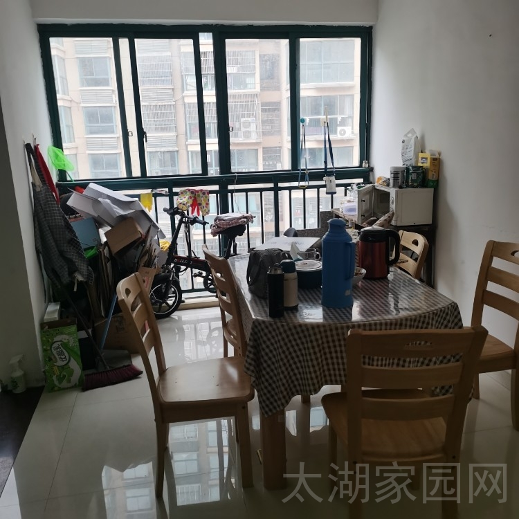 龙城庄园  136.7㎡三室两厅两卫 110万，首付38万