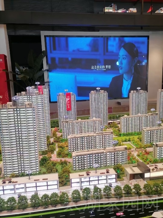 政务未来  100㎡ 三室67万，首付18万