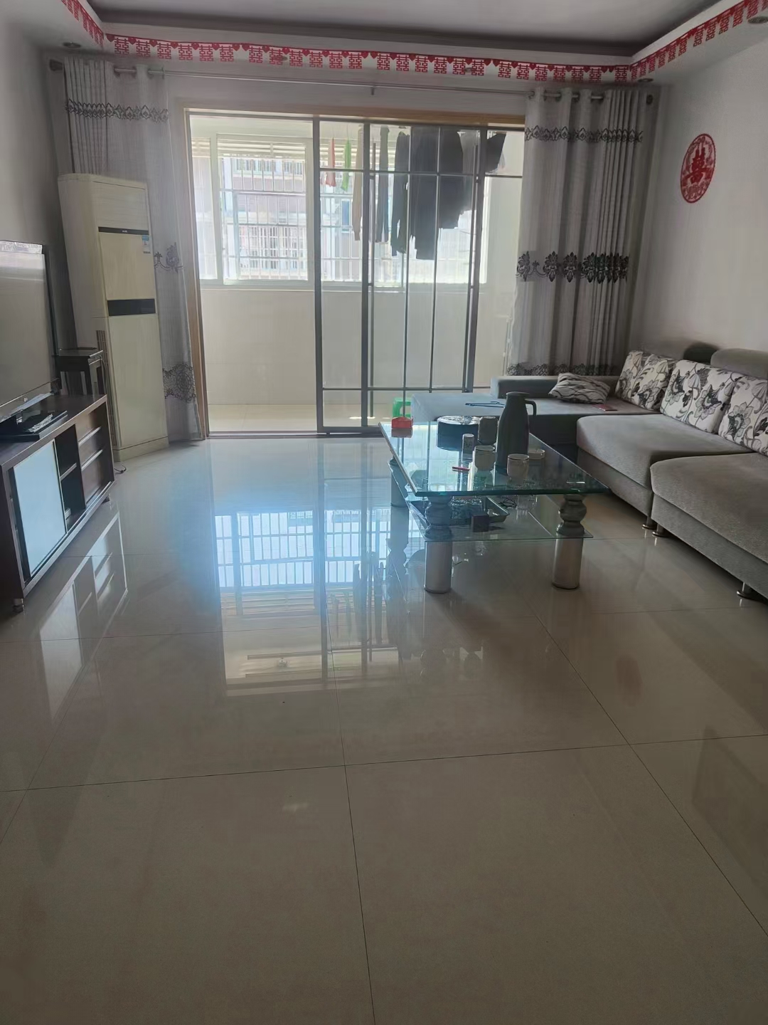 金色家园东边户117平米，精装带杂物间，售价93万，房价每平米才7600元。首付25万，可按揭