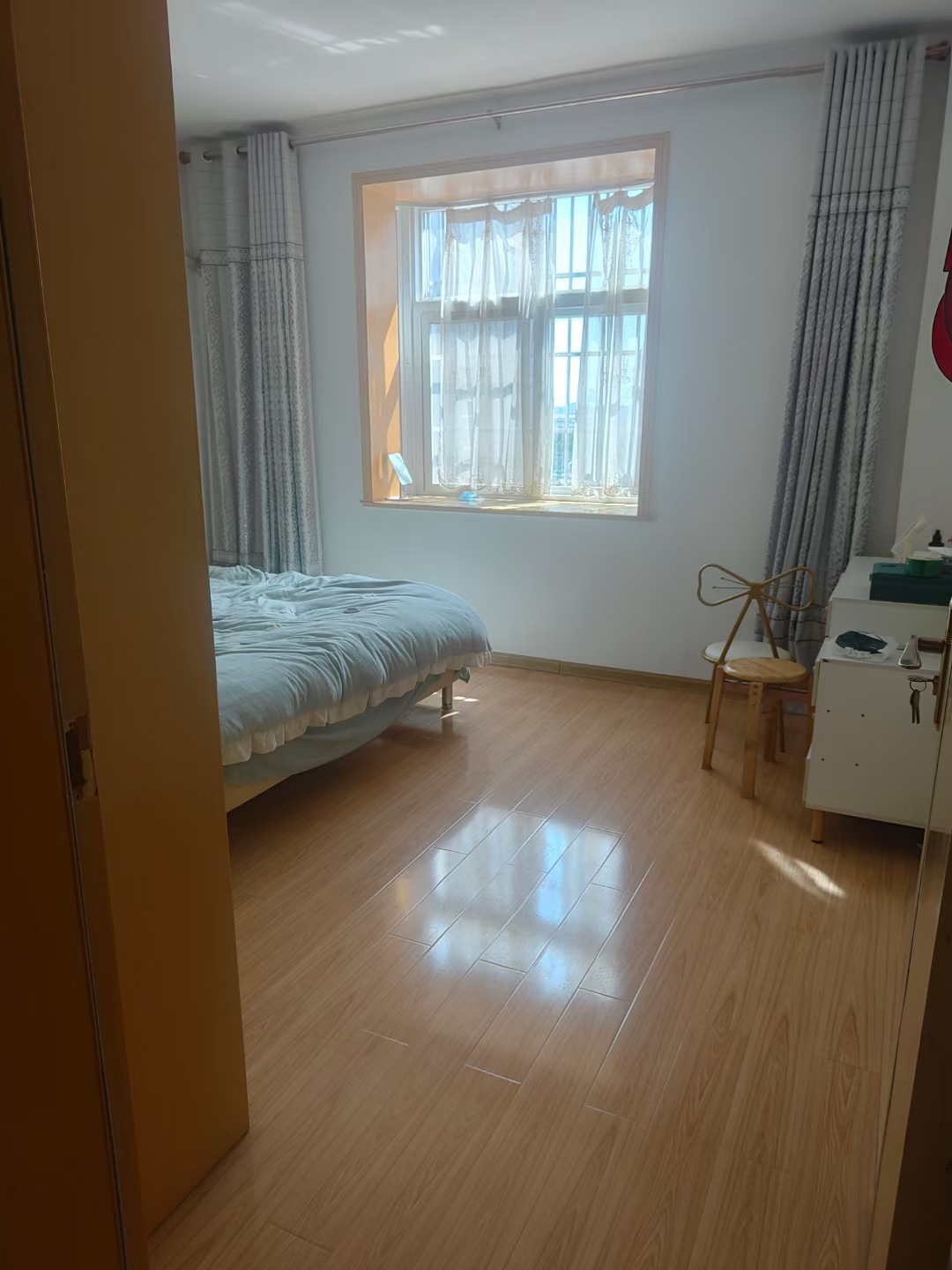 金色家园东边户117平米精装带杂物间，售价92.8万，房价每平米才7600元