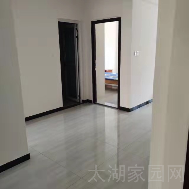御湖城旁三楼  99㎡ 普装76.8万