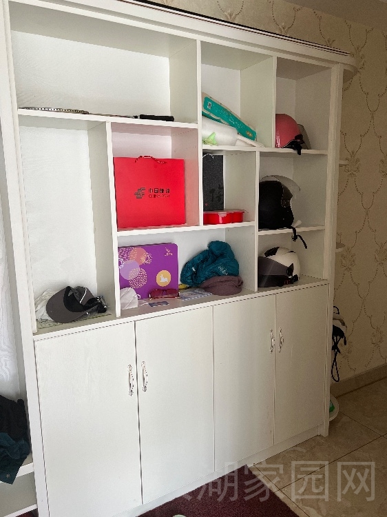 龙城庄园  136.8㎡精装修三室两厅两卫 122.8万