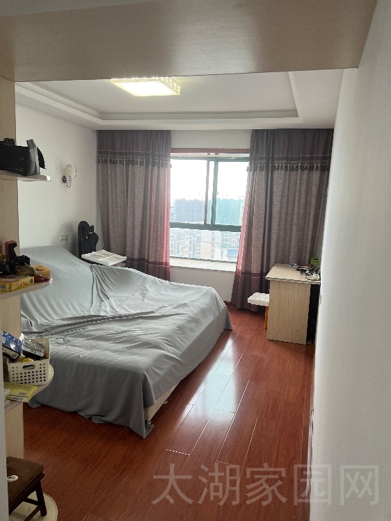 龙城庄园 黄金楼层 138㎡ 精装修三室两厅两卫（拎包入住价格面议