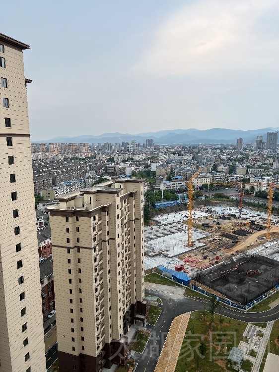 禅茶大厦好楼层  135㎡三室两厅两卫 95.8万（70年产权可以按揭）