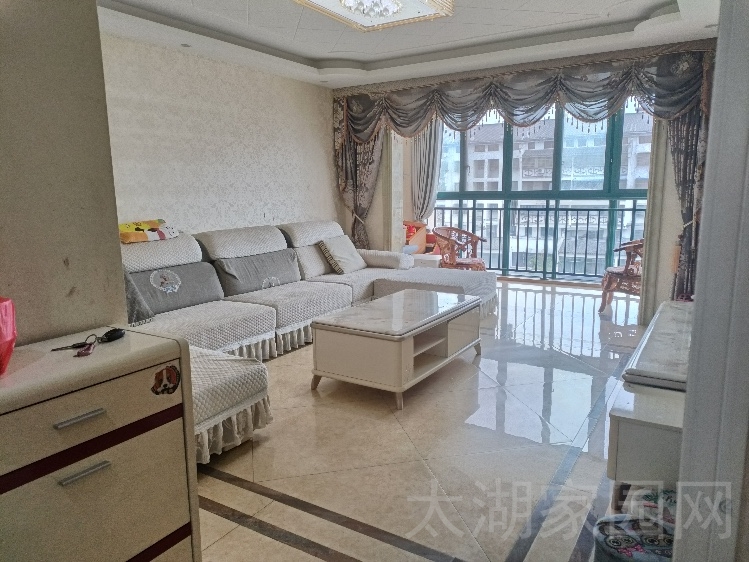 龙城庄园  139.9㎡三室两厅两卫 122.8万，首付35万