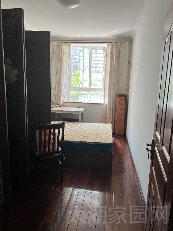 振龙山庄二楼  134.7㎡四室两厅两卫带车库96万首付10万