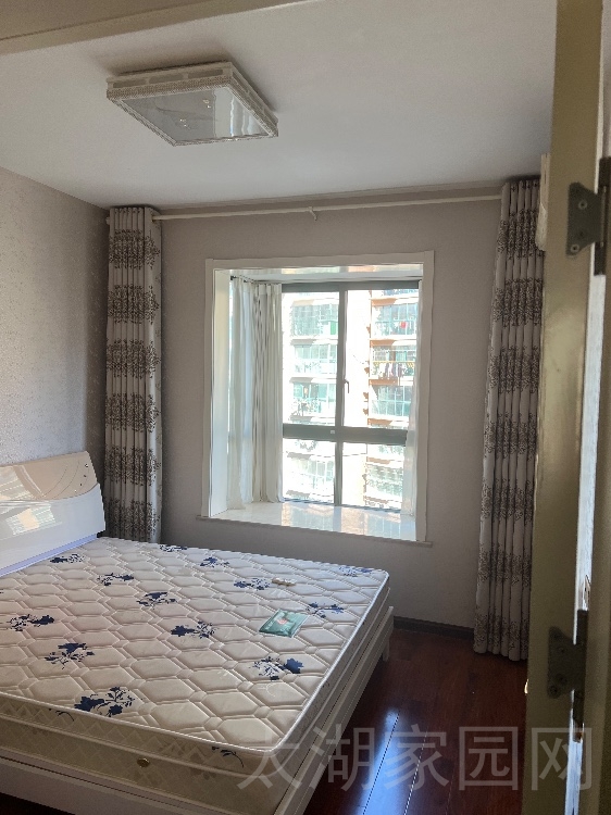 龙城庄园  140㎡精装修三室两厅两卫 120万首付30万可以按揭