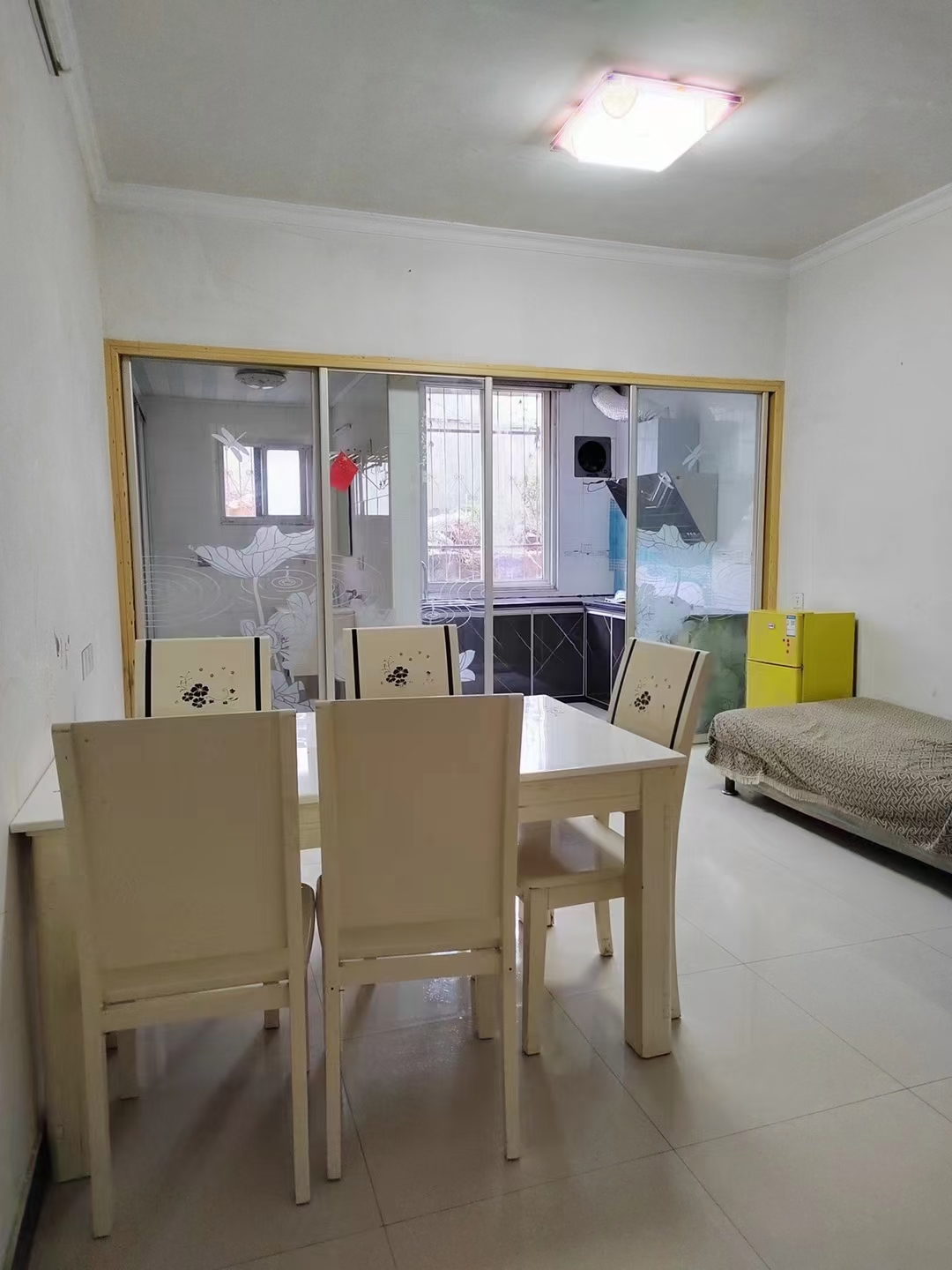 振龙山庄 两室一厅一厨一卫，1.1万一年