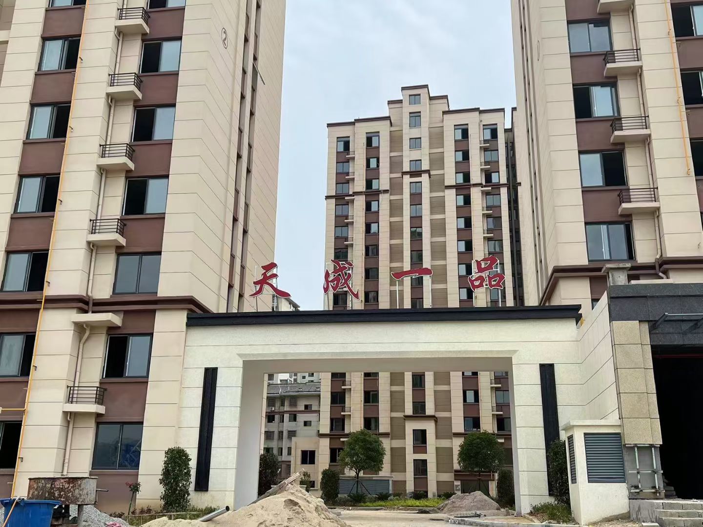 天成一品 一手新房， 132㎡～138平毛坯，南北通透户型，三室两厅两卫95万起直接上名办按揭。