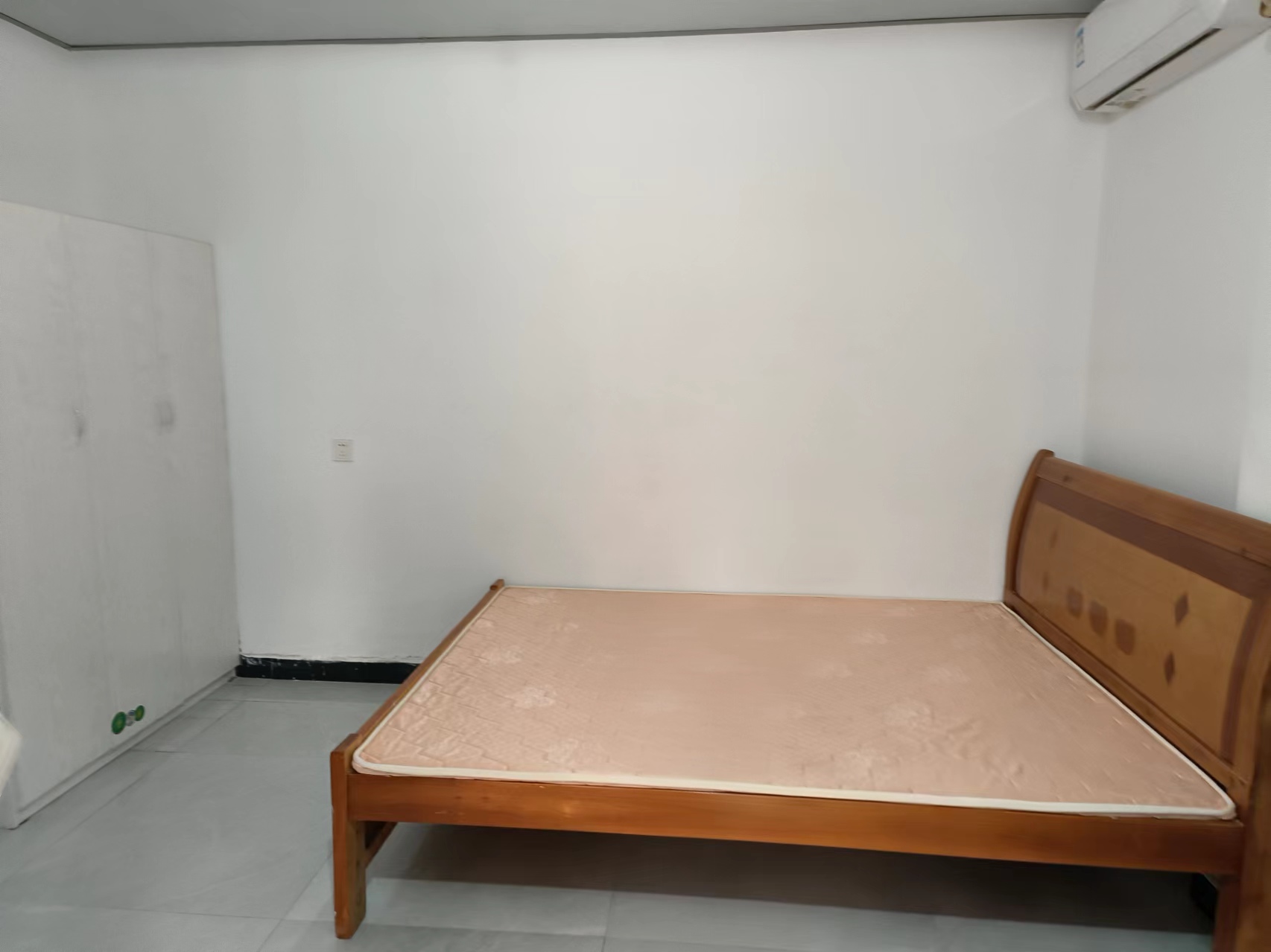 宏泰花园新小新区附近，双龙苑旁，一室一厨一卫，年租7000/年